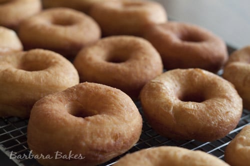 http://barbarabakes.com/wp-content/upLoads/2010/10/Homemade-Donuts.jpg